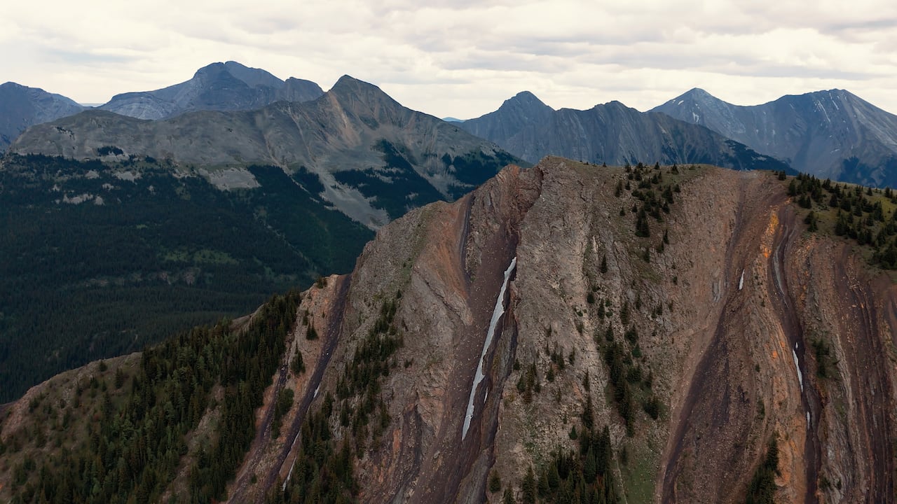 Coal seams are visible along a ridge.