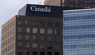 No desks, no strategy: Experts say government's latest return-to-office order ignores reality