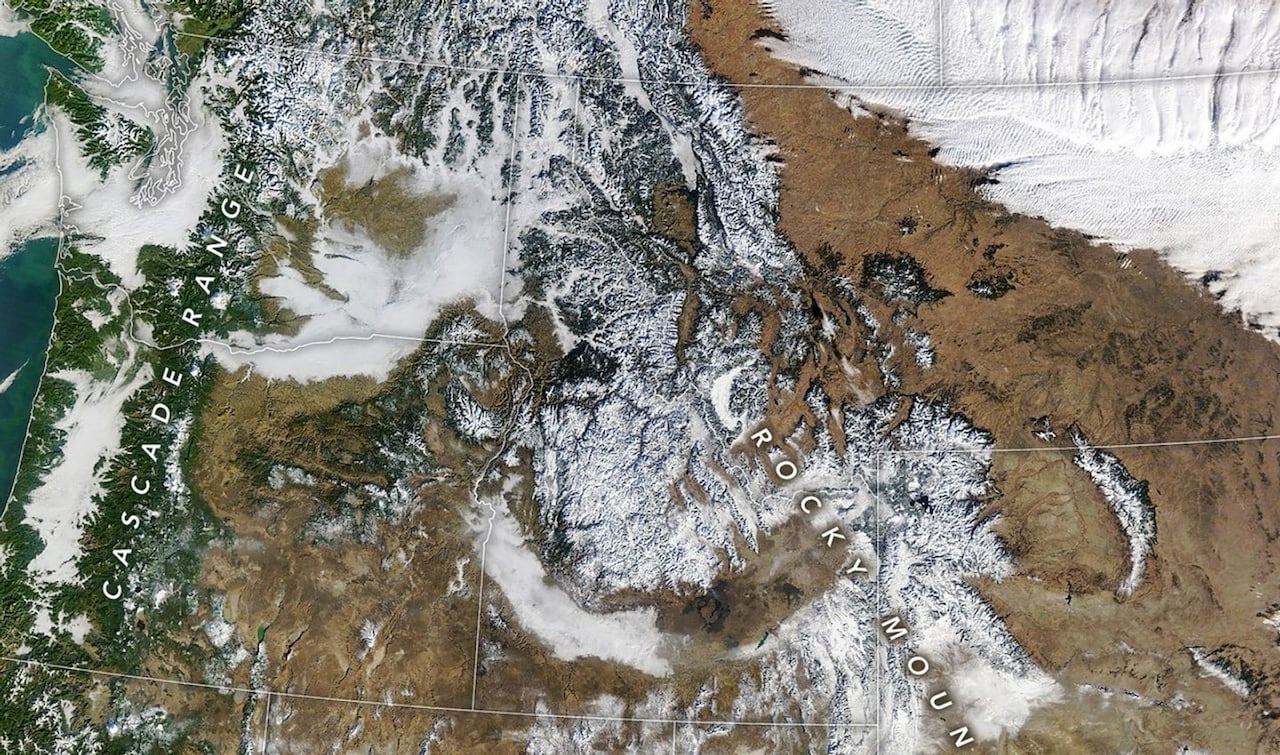A satellite photo showing the western United States with low levels of snow in the mountains.