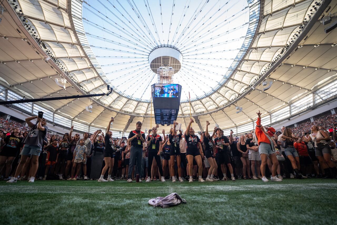 Fans cheer as Snoop Dogg performs at B.C. Place.