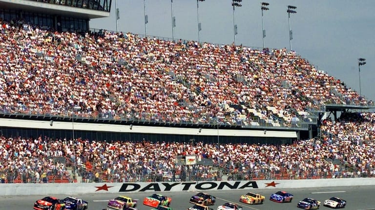 Drivers take the green flag to start the Bud Shootout...