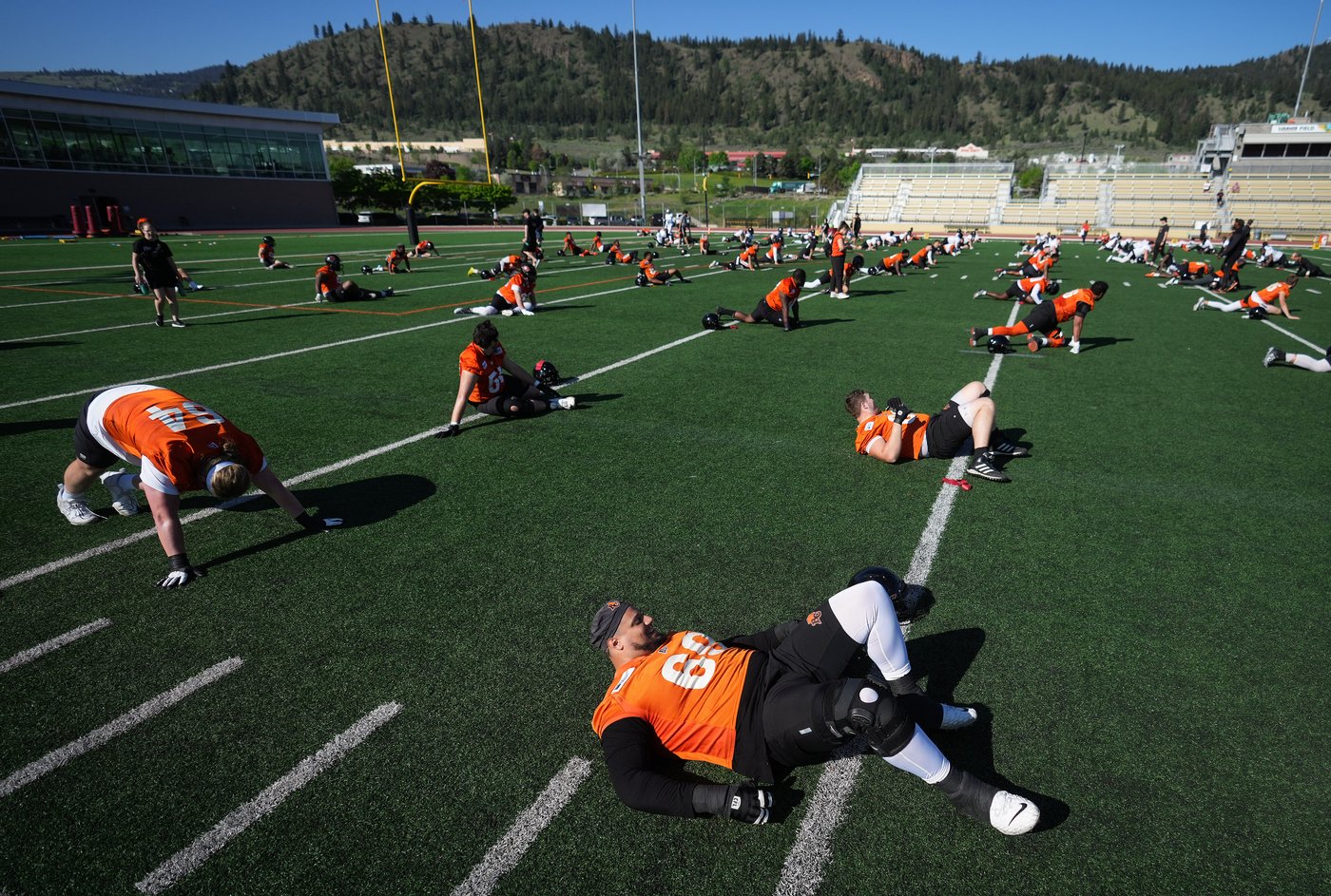 Winnipeg Blue Bombers shore up their offensive line by signing former Lion Broxton