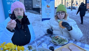 Food inspectors' union stages dine-out demonstration denouncing CFIA cuts