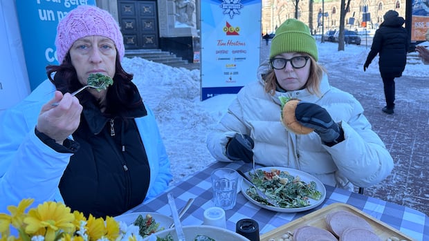 Food inspectors' union stages dine-out demonstration denouncing CFIA cuts