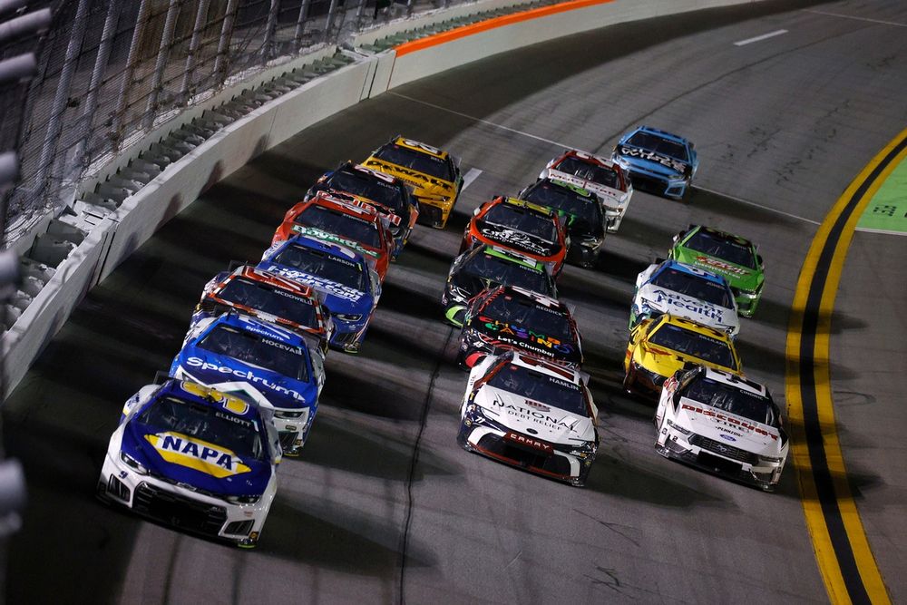 Chase Elliott, Hendrick Motorsports Chevrolet, Denny Hamlin, Joe Gibbs Racing Toyota, Austin Cindric, Team Penske Ford