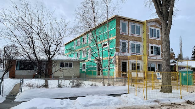 Edmonton city councillor’s motion to change infill cap from 8 units to 6 fails