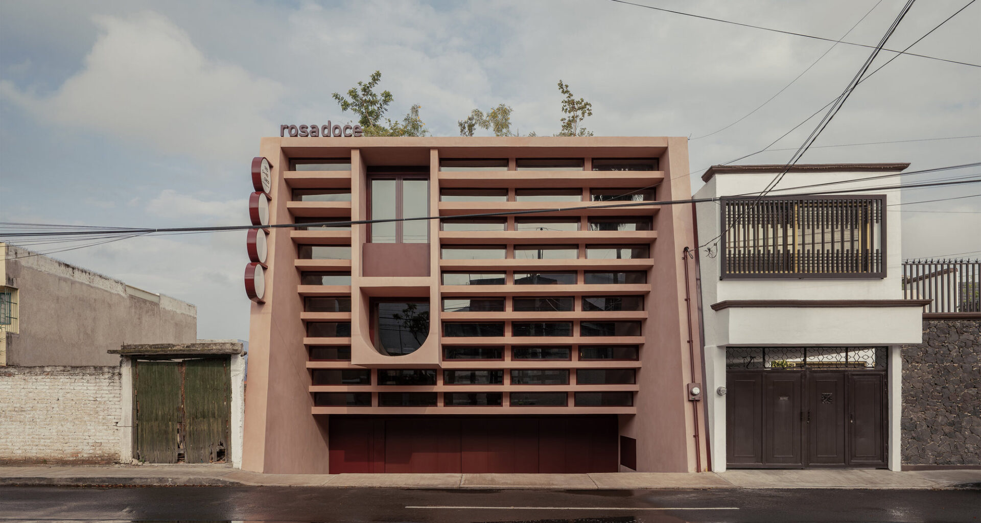 ROSADOCE Commercial Building / REIMS 502