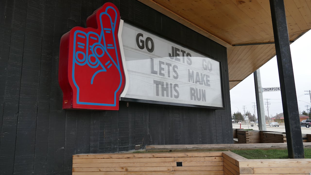A sign at Underdogs that reads "Go Jets Go - Let's Make This Run"