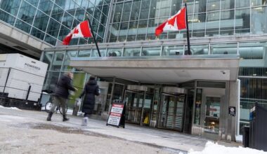 Federal government says there may not be enough workstations for all workers' 4-day-a-week return