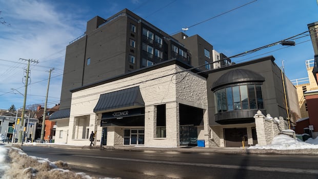 City poised to buy vacant downtown hotel to house families