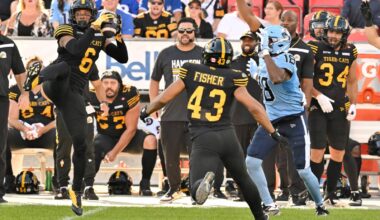 Blue and Gold serving Moxey – Winnipeg Free Press