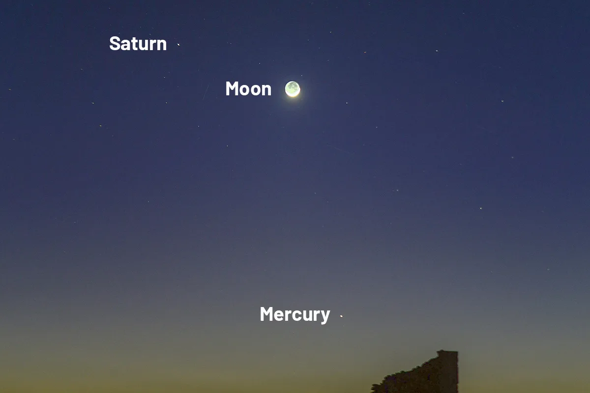 Saturn the Moon and Mercury captured by Giovanni Passalacqua over Punta Secca, Sicily, Italy, 19 February 2026, 18:48 local time. Equipment: Canon EOS R DSLR camera, Sigma 35mm lens, Manfrotto tripod. Exposure: ISO 100, f/1.8, 4s