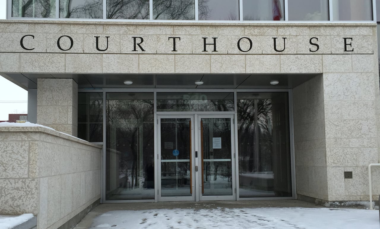 A building says COURTHOUSE