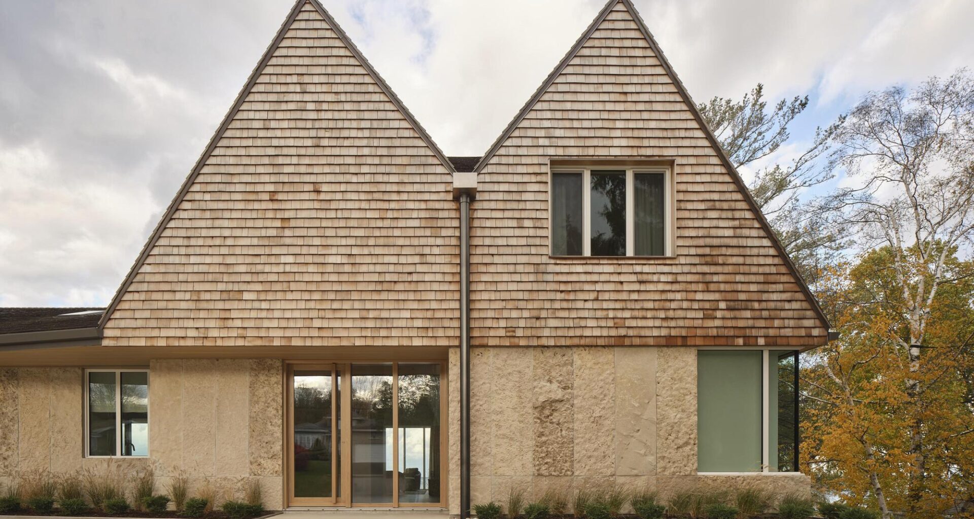 Georgian Bay Beach House / &Pierre