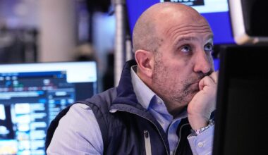 U.S. Stocks Sink, Oil Prices Rise As Inflation, AI, War Worries Hit Wall Street