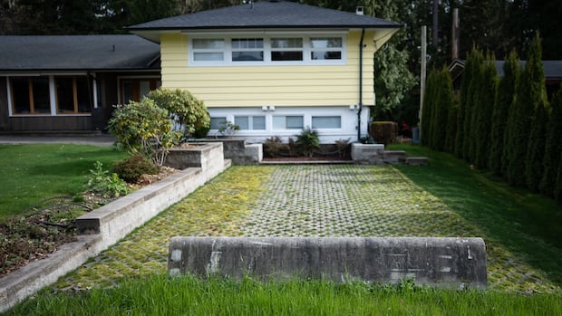 North Vancouver man launches court action to park 35 ft. RV in front yard