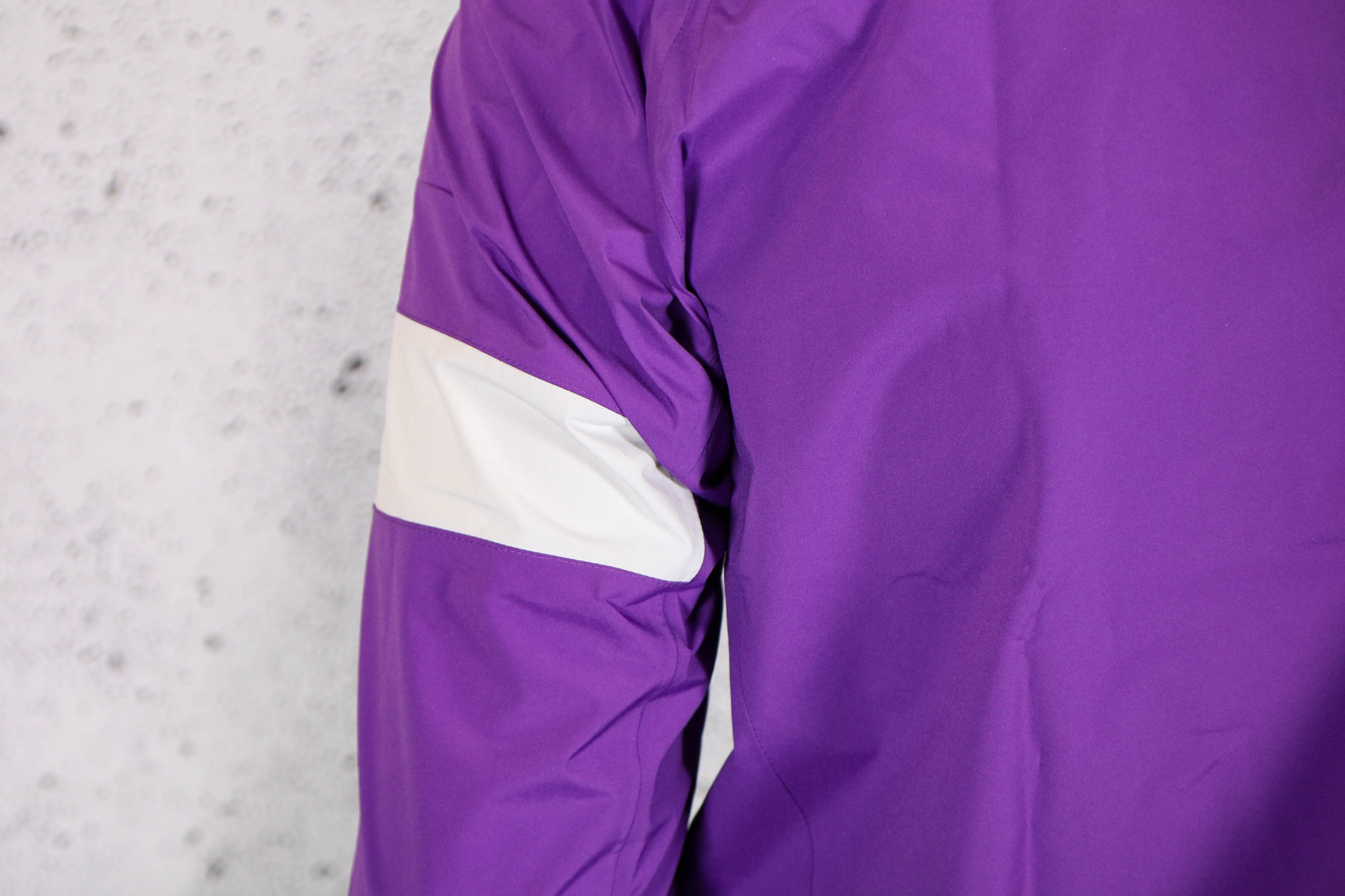 2025-Rapha-Mens-Core-Rain-Jacket-arm-band.jpg