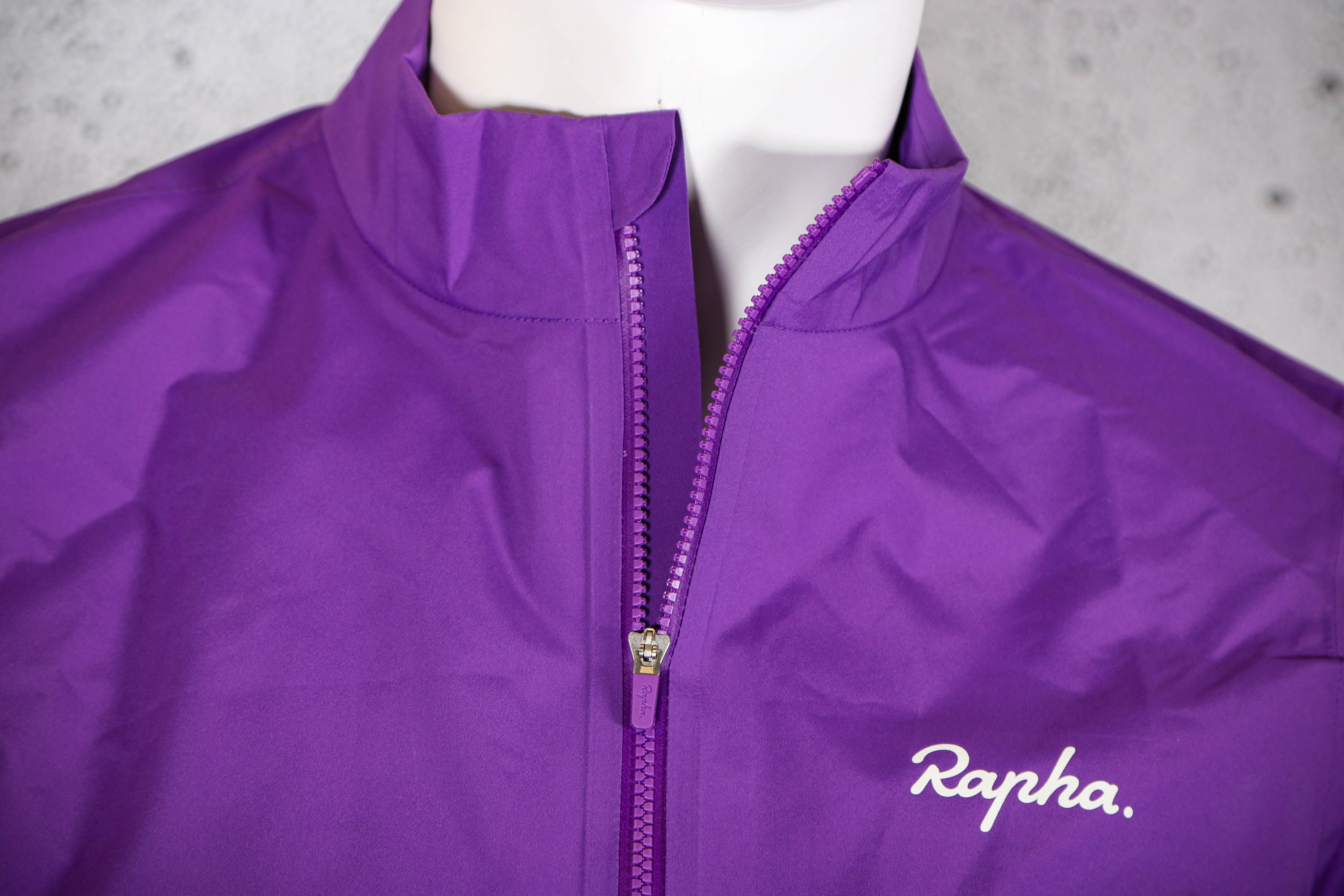 2025-Rapha-Mens-Core-Rain-Jacket-collar.jpg