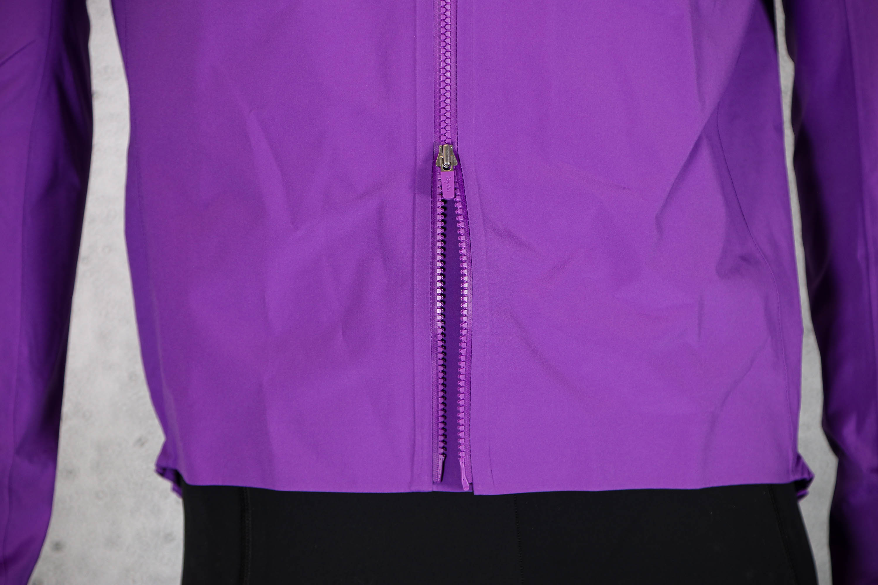2025-Rapha-Mens-Core-Rain-Jacket-zip-detail.jpg