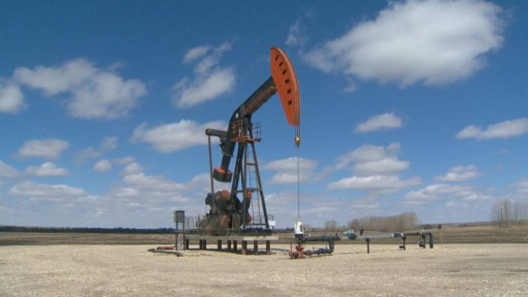 Click to play video: '‘It’s bad’: Alberta energy sector nervous for slumping oil prices'