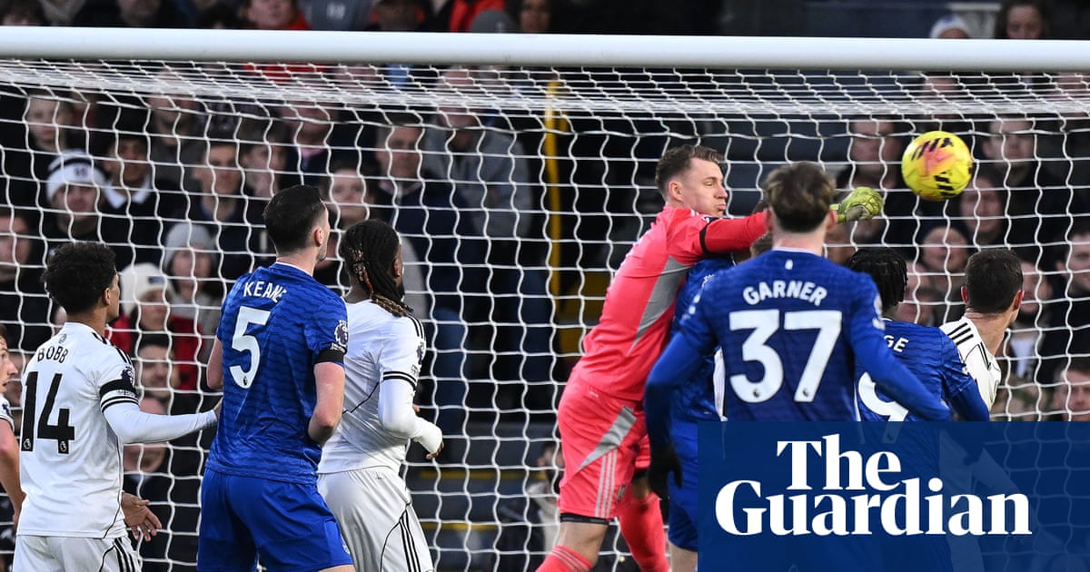 Everton win battle of own goals with Fulham thanks to Leno’s late blunder | Premier League