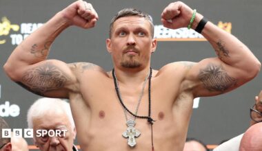 Oleksandr Usyk flexing his biceps