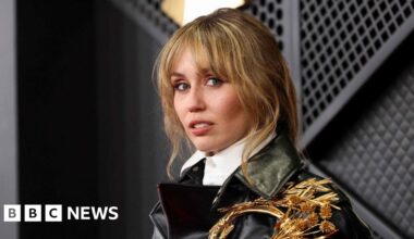 'I would sell a lung for a Hannah Montana tour': Fans react to 20th anniversary special announcement - BBC