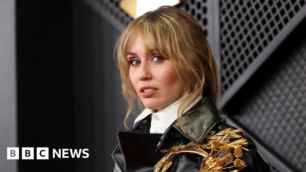 'I would sell a lung for a Hannah Montana tour': Fans react to 20th anniversary special announcement - BBC