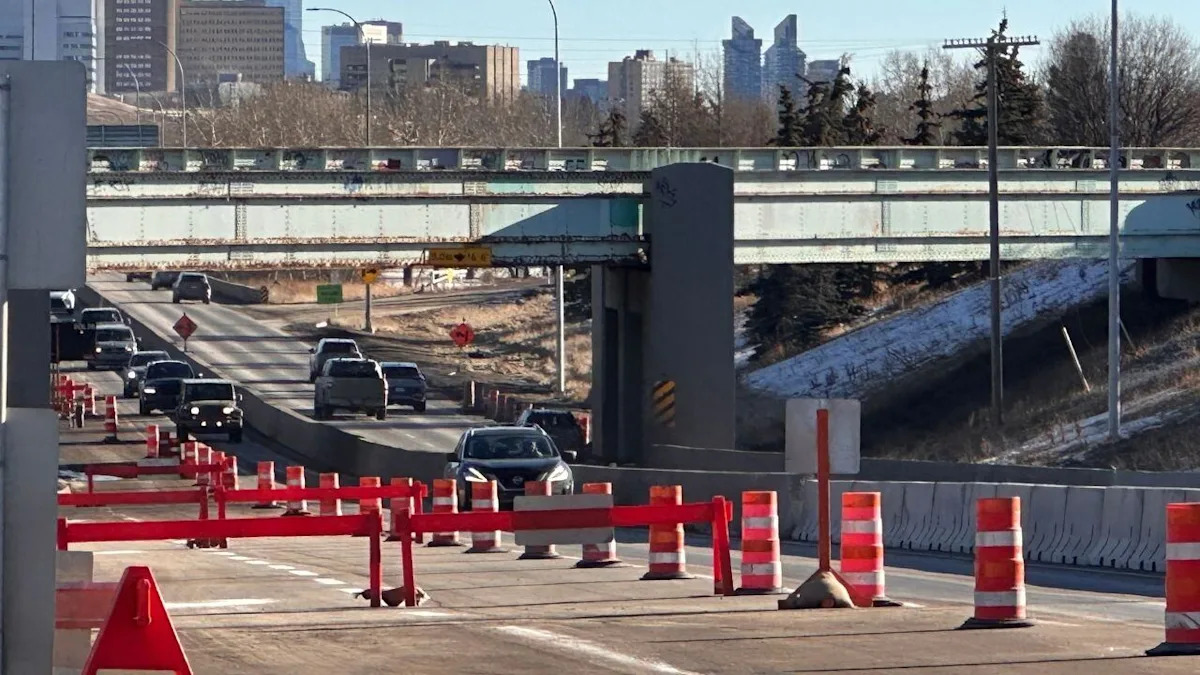 Oil prices should have 'zero relevance' on local infrastructure, Calgary mayor argues