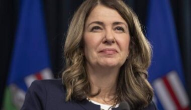 Danielle Smith defends plan to withhold funding for Alberta judges