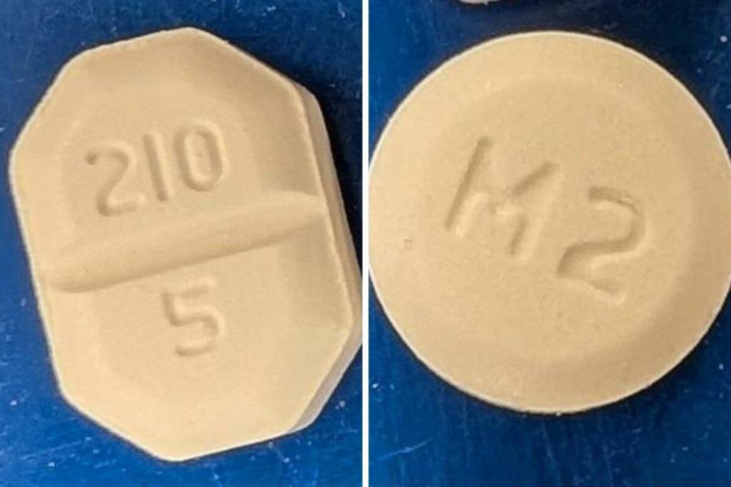 MAR-Amlodipine 5 mg tablets are white to off-white and 8-sided and Midodrine 2.5 mg tablets are white, round, and marked with &lsquo;M2&rsquo; on one side and have a line across the middle on the other side. (Health Canada)