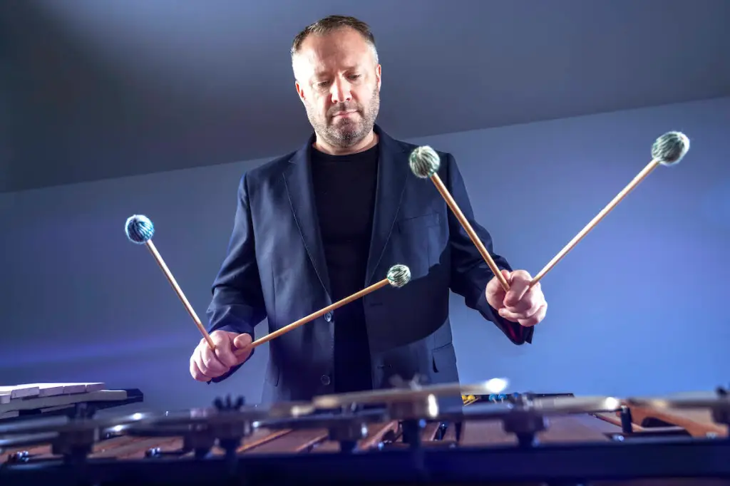 Guest percussionist Colin Currie performs with Vancouver Symphony Orchestra in Surrey on March 1, 2026. (Photo: intermusica.com)