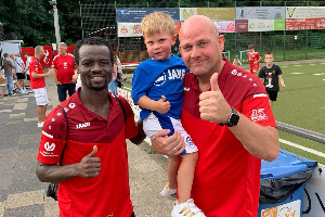 Anthony Annan (L) took a picture with a fan during training