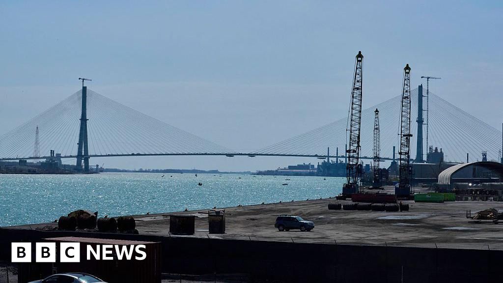 Trump threatens to block opening of US-Canada bridge - BBC