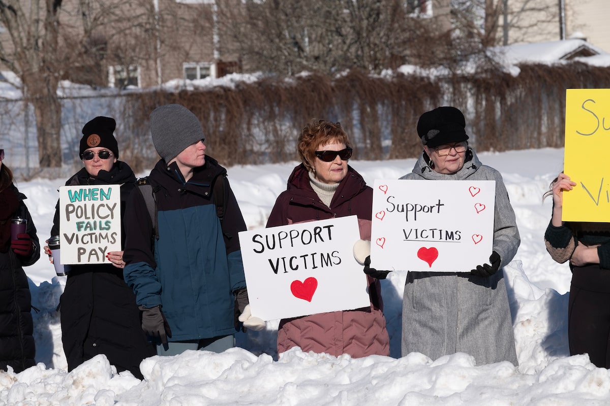 In Nova Scotia town, parents and students rally behind those accusing hockey teammates of sexual assault