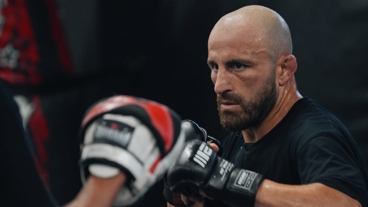 Volk keeps UFC world title with classy display of MMA skills