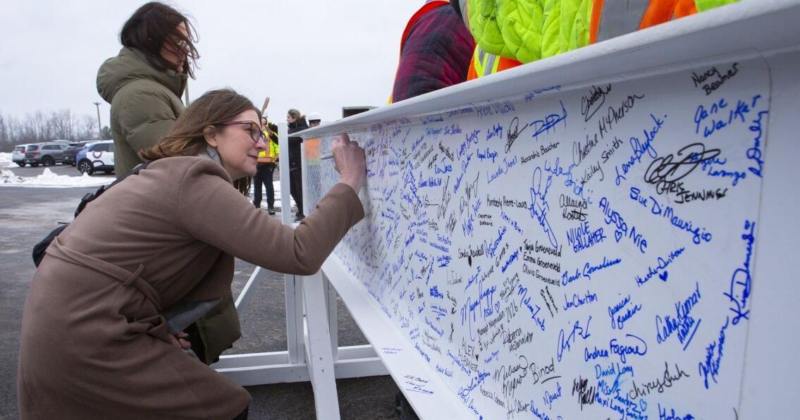 Signed and delivered to the top of Niagara’s newest hospital - St. Catharines Standard