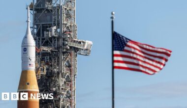 Nasa astronauts' moon mission likely to be delayed due to rocket issue - BBC