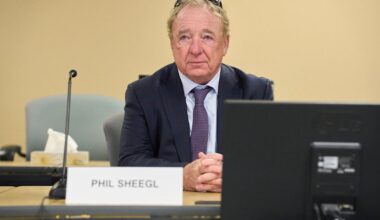 Former Winnipeg bureaucrat defends meetings, emails with contract bidder