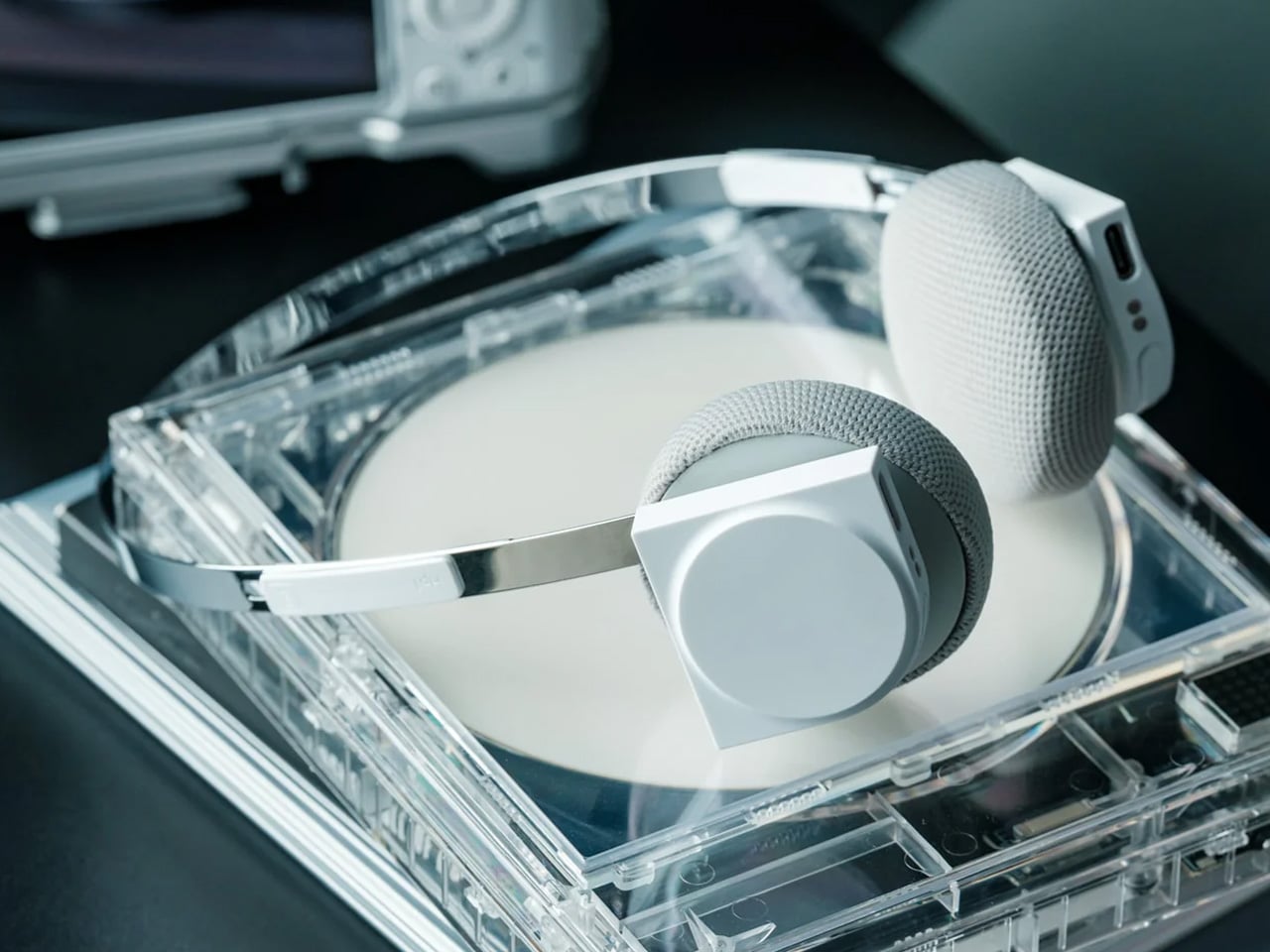 8 Best Travel Gadgets & Tools Men Who Fly Constantly Refuse to Leave Without