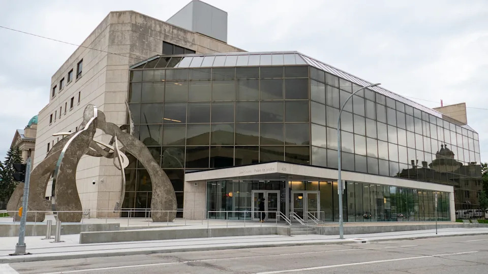 Winnipeg's mayor said he wants to Ottawa to provide judges with less discretion to let people out on bail.