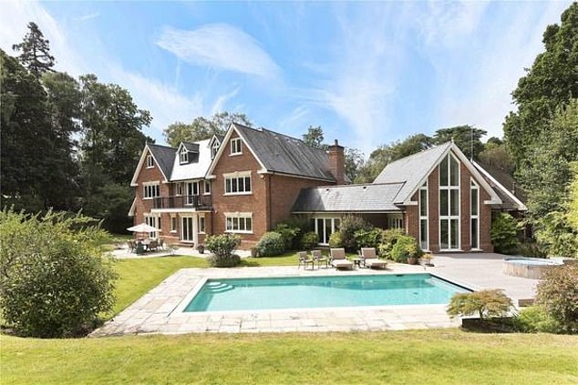 Four-times Olympic gold medal winner Sir Mo put his eight-bedroom home on the market for £6 million more than a year ago, but it's just been sold for £4.75 million