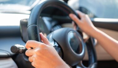 Does it really matter how you hold the steering wheel?