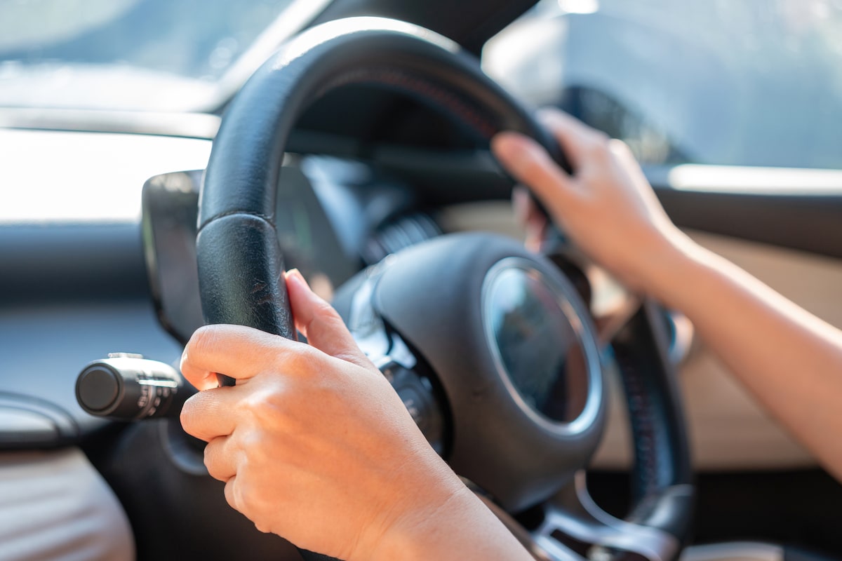 Does it really matter how you hold the steering wheel?