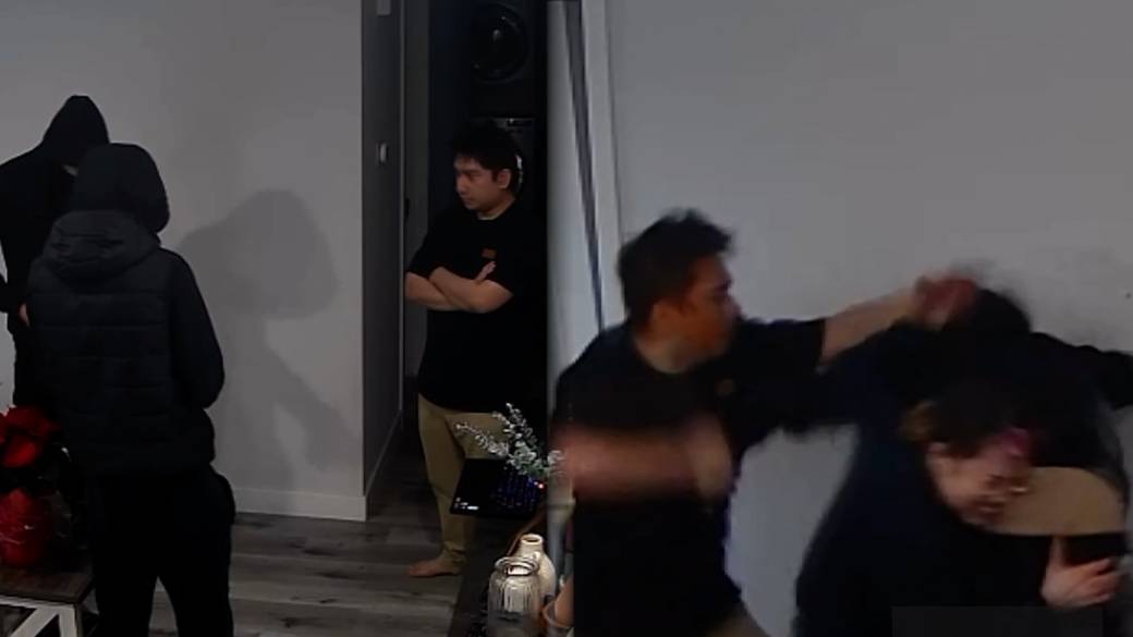 Click to play video: 'Calgary couple bear-sprayed, beaten during attempted online sale on Marketplace'