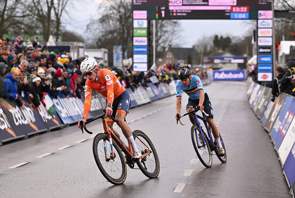 HULST, NETHERLANDS - FEBRUARY 01: (L-R) Tibor Del Grosso of Netherlands and Thibau Nys of Belgium compete during the 77th UCI Cyclo-Cross World Championships 2026 - Men&amp;apos;s Elite / #UCIWT / on February 01, 2026 in Hulst, Netherlands. (Photo by Luc Claessen/Getty Images)