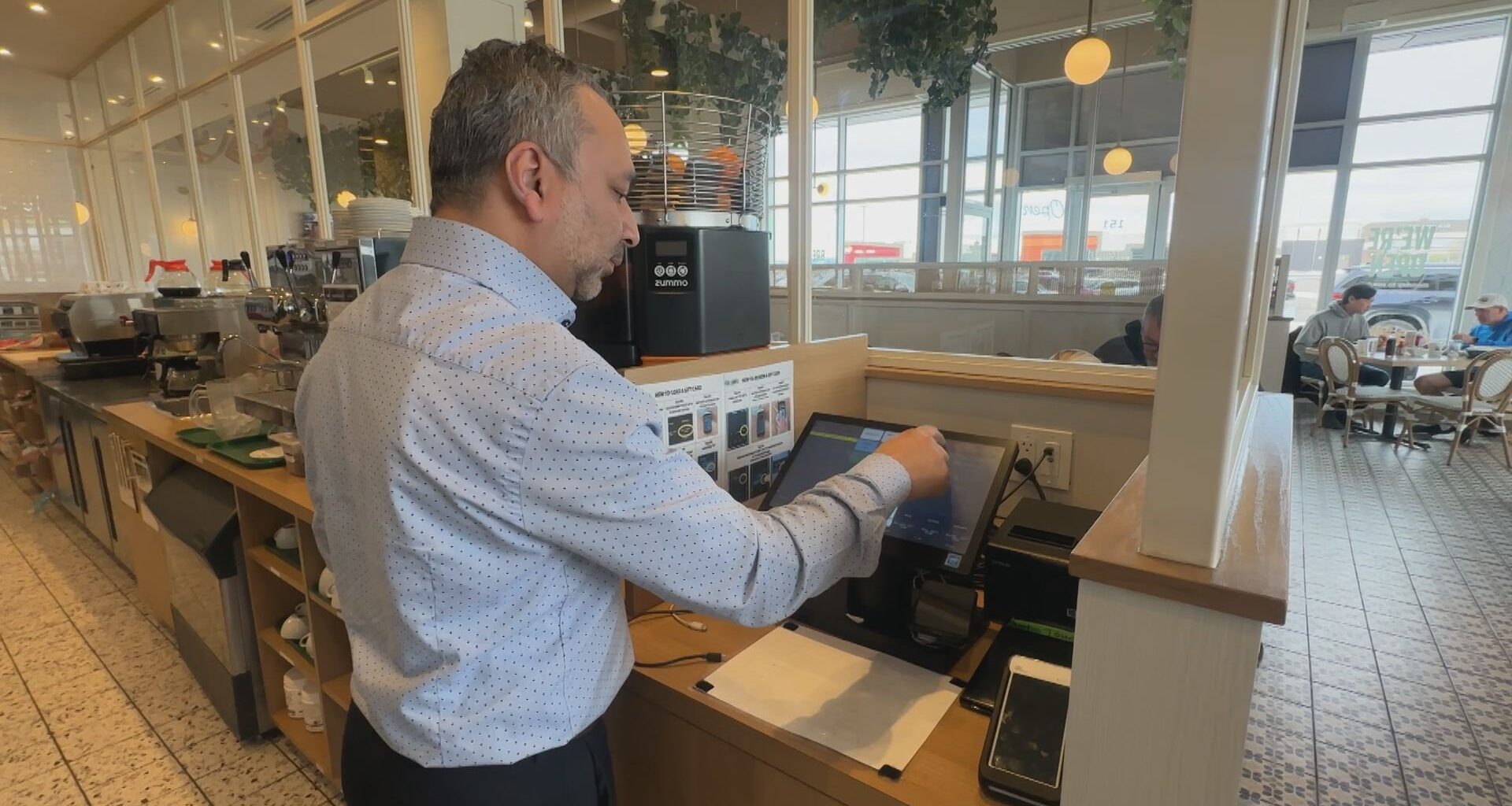 Thousands in restaurant staff tips vanish after digital wallet failure