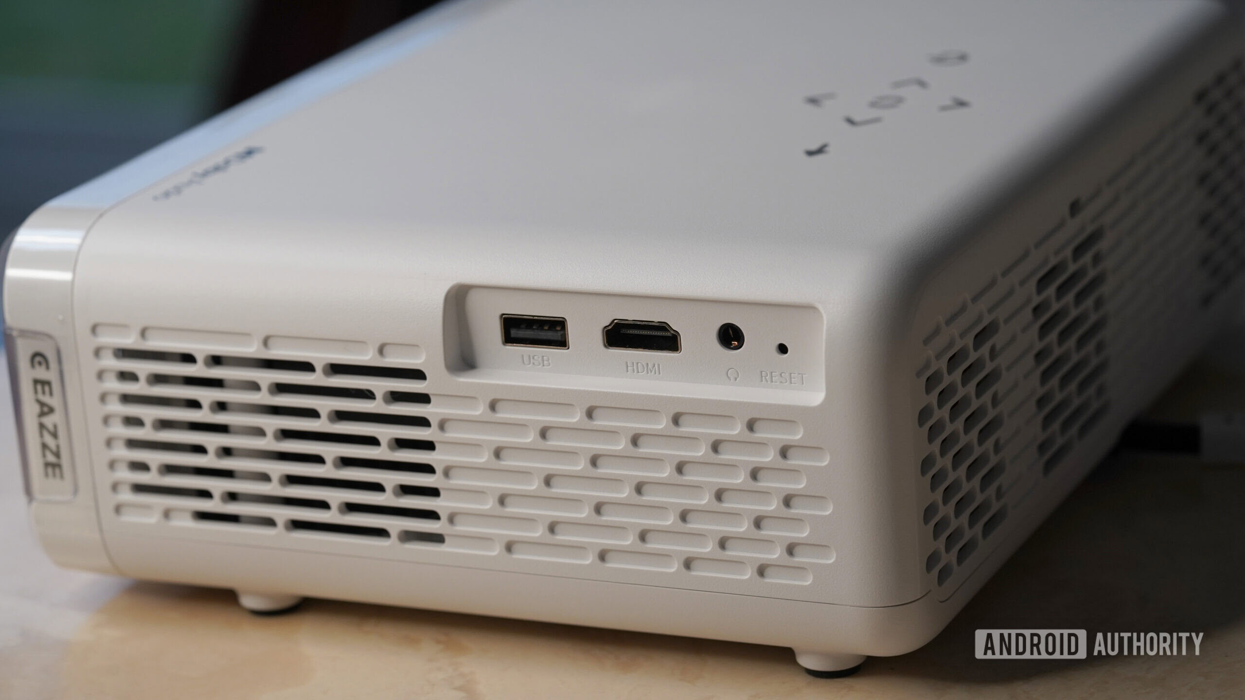 The Aurzen Roku TV EAZZE D1R features a few basic inputs options.