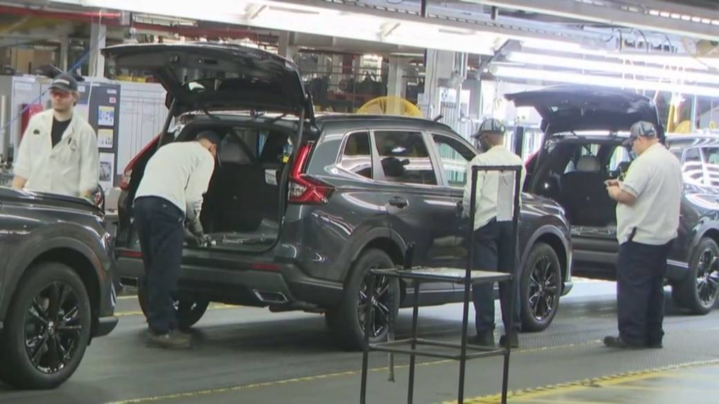 Click to play video: 'Business Matters: Canadian economy loses 25,000 jobs in January'