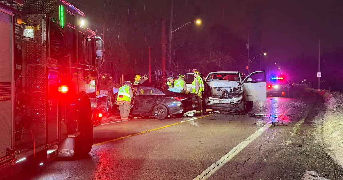 2 injured in Mississauga collision; driver in custody